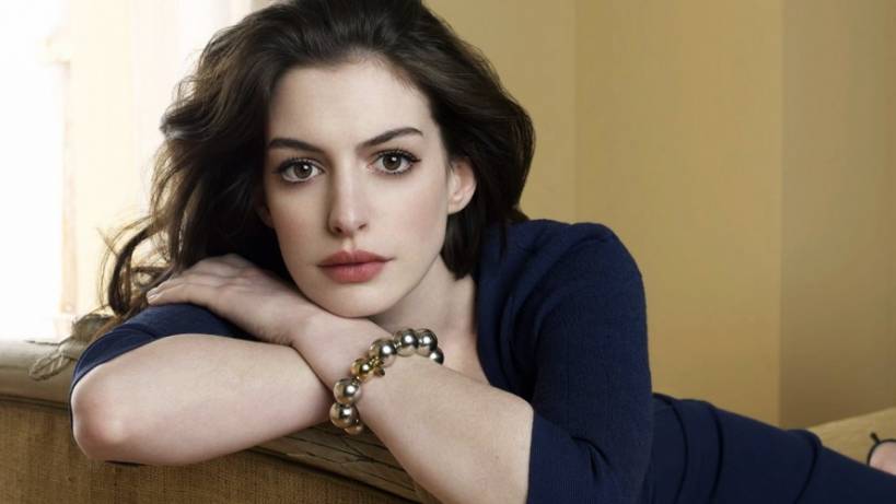 Anne Hathaway – Glowing Natural Beauty Thanks to a Wrinkle Reducer